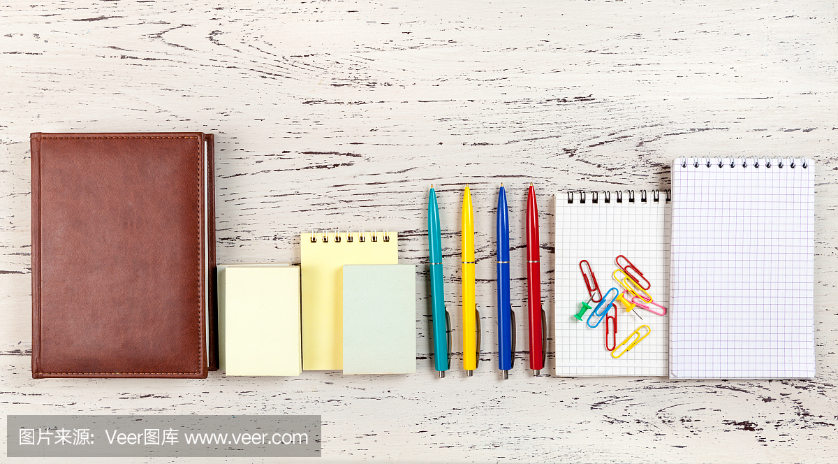 桌子與辦公用品。